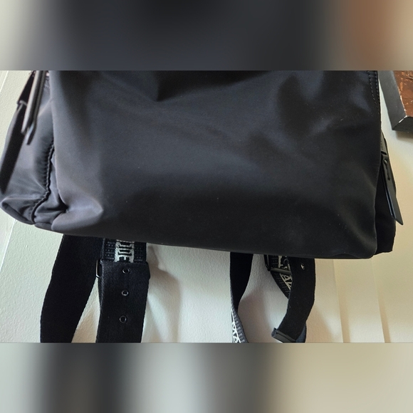 Steve Madden Cinch Snap Nylon Backpack Black with Water Bottle - Picture 3 of 11